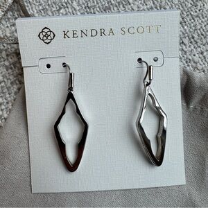 Like new! Kendra Scott Abbie Open Form Earrings in Silver